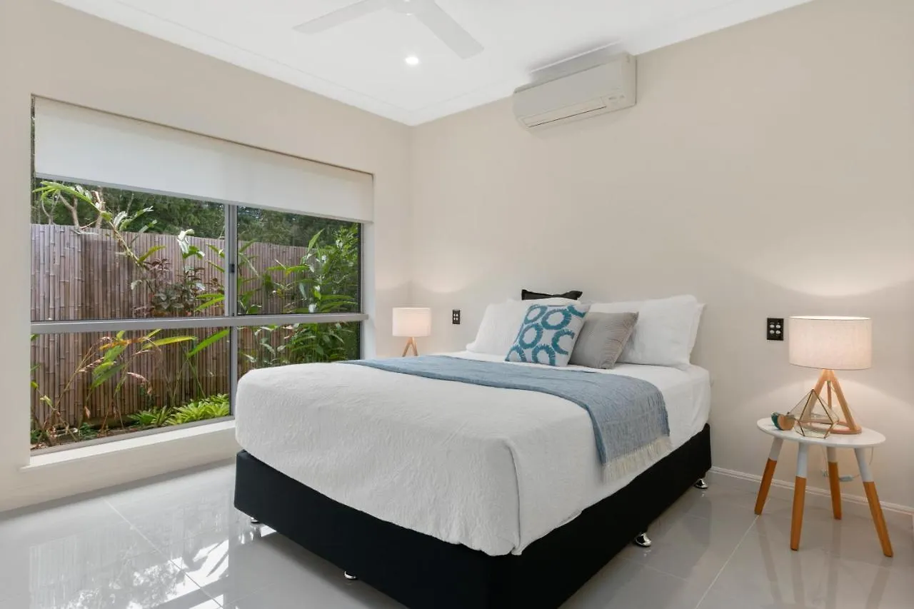 Belle Escapes Absolute Beachfront Luxury Home Kewarra Beach Cairns 0*,  Australia