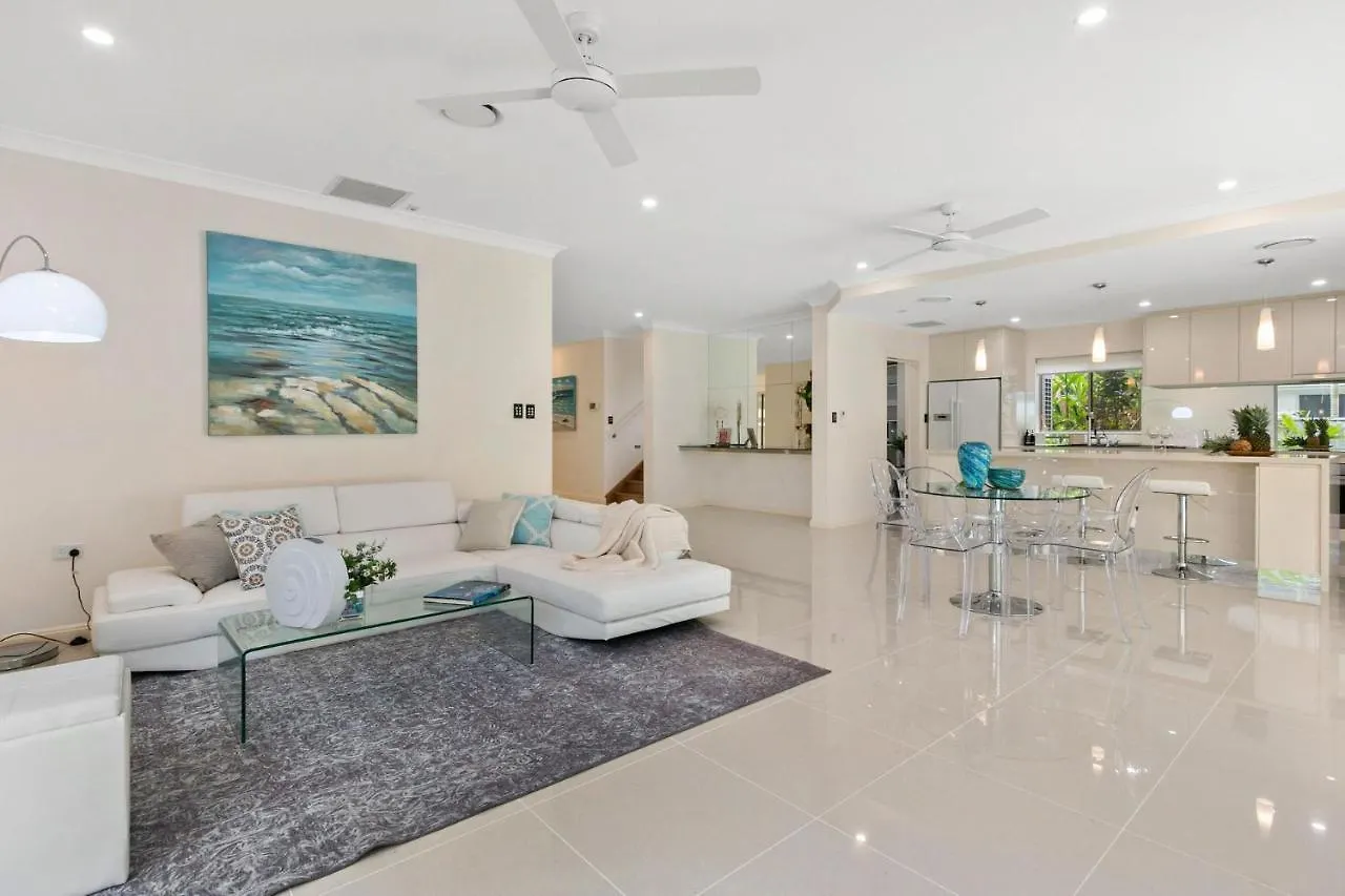Holiday home Belle Escapes Absolute Beachfront Luxury Home Kewarra Beach Cairns