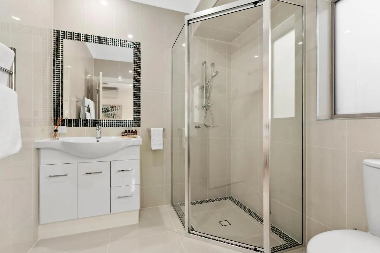 Belle Escapes Absolute Beachfront Luxury Home Kewarra Beach Cairns 0*,  Australia