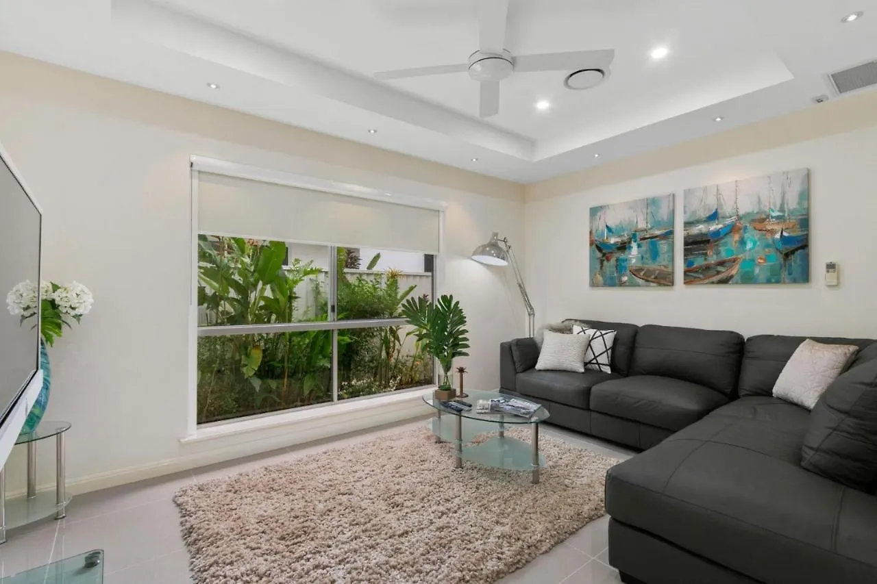 Holiday home Belle Escapes Absolute Beachfront Luxury Home Kewarra Beach Cairns